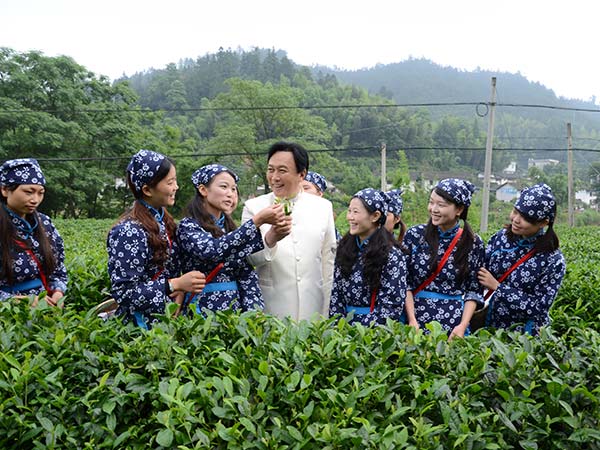 狗牯腦茶形象代言人唐國強(qiáng)與采茶姑娘有說有笑